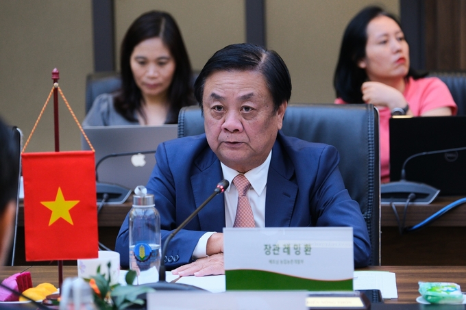 Minister Le Minh Hoan presents six key areas for agricultural cooperation between Vietnam and Korea. Photo: Quynh Chi.