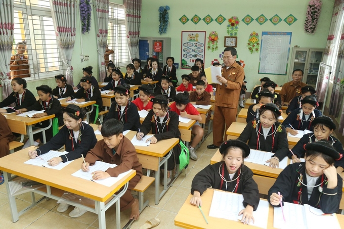 Chính ông Năm là người đứng lớp những lớp dạy tiếng nói và dân ca Sọong Cô trên địa bàn xã Đạo Trù. Ảnh: NVCC.