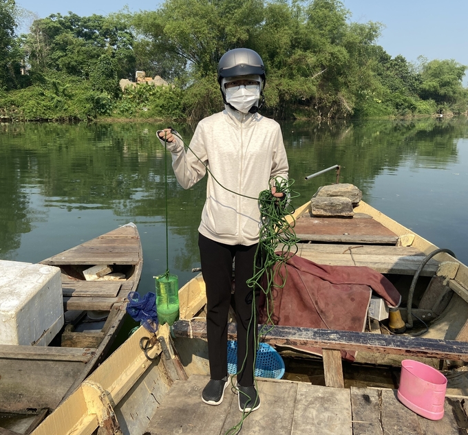 Thực hiện lấy mẫu nước tại trạm bơm Túy Loan. Ảnh: PV.