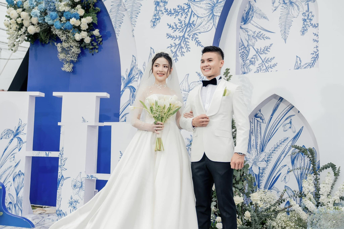 z5317961357986_778a09958e644272698e0d9ff8d5b6ae-110220_703.jpg Quang Hải và Chu Thanh Huyền ở lễ cưới tại Đông Anh. Ảnh: FBNV