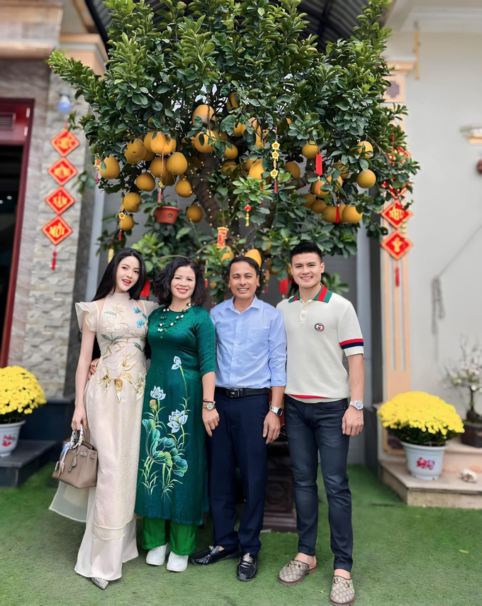 z5317963082228_e5023c56b188e9b9a05298fe091e7f21-110255_602.jpg Cặp đôi đón tết Giáp Thìn cùng nhau tại nhà của Quang Hải. Ảnh: FBNV