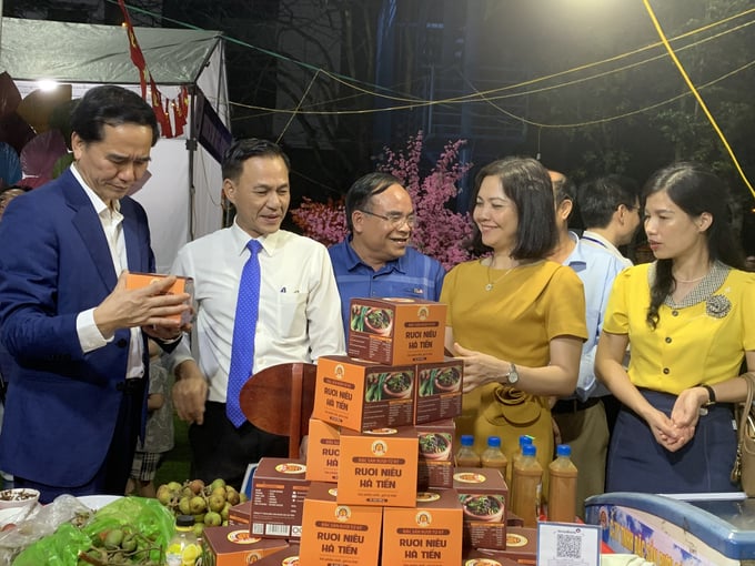 Các sản phẩm nông nghiệp tiêu biểu được trưng bày. Ảnh: Đinh Mười.