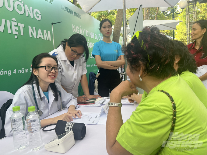 ngay-dinh-duong-115737_769-115737.jpg Ngày Dinh dưỡng cộng đồng Việt Nam lần thứ 2 thu hút đông đảo người dân đến tư vấn sức khỏe miễn phí bởi các chuyên gia, bác sĩ đến từ Trường Đại học Y khoa Phạm Ngọc Thạch. Ảnh: Nguyễn Thủy.