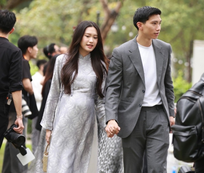 quang-hai-hon-vo-yeu-chu-thanh-huyen-say-dam-van-toan-lam-phu-re-4-1712402777-903-width740height628-203447_403.jpg Đoàn Văn Hậu cùng Doãn Hải My sánh bước tại đám cưới Quang Hải. Ảnh: Anh Khoa/ Tạp chí HCM