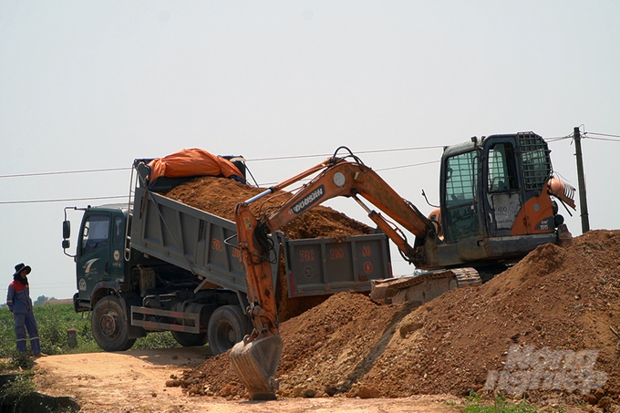 4-215800_454-215800.jpg Đất đắp cơ đường 2 bên tuyến kênh đang được tập kết để chuẩn bị thi công. Ảnh: Võ Dũng.