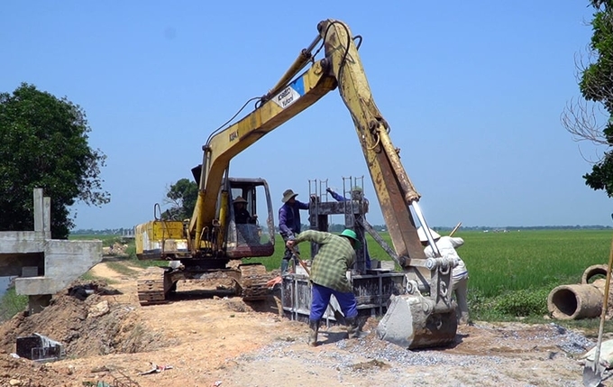 Công nhân đang nỗ lực để đẩy nhanh tiến độ thực hiện gói thầu QT06. Ảnh: Võ Dũng.