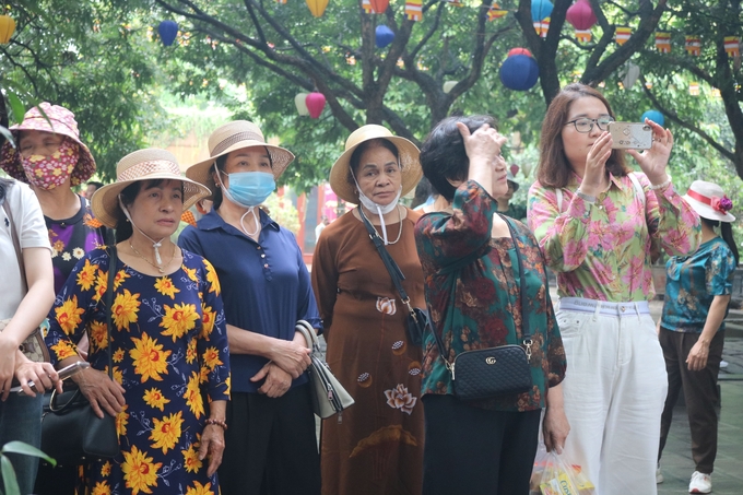 a11-120754_330.jpg Nhiều khán giả có mặt từ sớm để theo dõi các tiết mục trình diễn của những nghệ nhân. Ảnh: Minh Toàn.