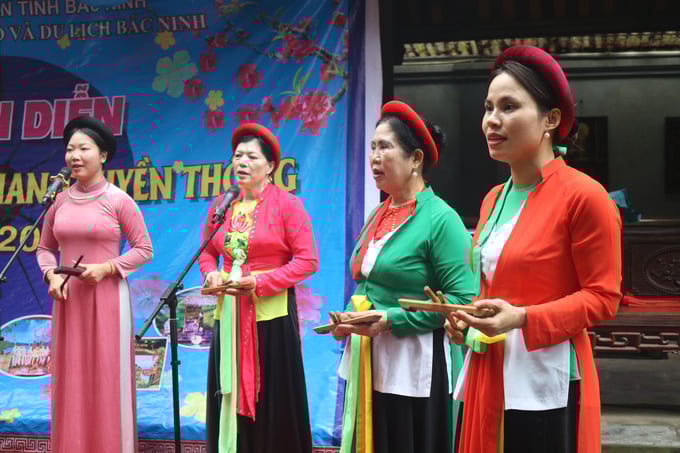 a6-115612_114.jpg Chương trình quy tụ nhiều nghệ nhân với đa dạng các loại hình dân ca như chầu văn, ca trù, chèo,... Ảnh: Minh Toàn.