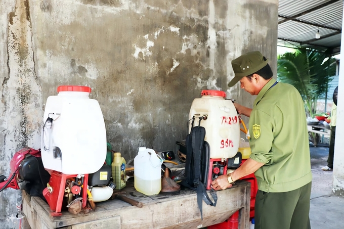cong-dong-chung-tay-quan-ly-bao-ve-rung-phong-ho-033803_693.jpg Nhân viên Phân trường Lán Cát kiểm tra các dụng cụ PCCCR để sẵn sàng lên đường tuần tra bảo vệ rừng. Ảnh: Minh Sáng.