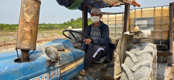 z5323364512479_740a1b462f480072bacb2cd91ea4d193-031554_624-031554.jpg Những thành viên của Tổ lâm nghiệp cộng đồng phối hợp cùng nhân viên Phân trường Gia Huynh chở bồn nước tưới cứu cây rừng trong mùa khô năm nay. Ảnh: Minh Sáng.