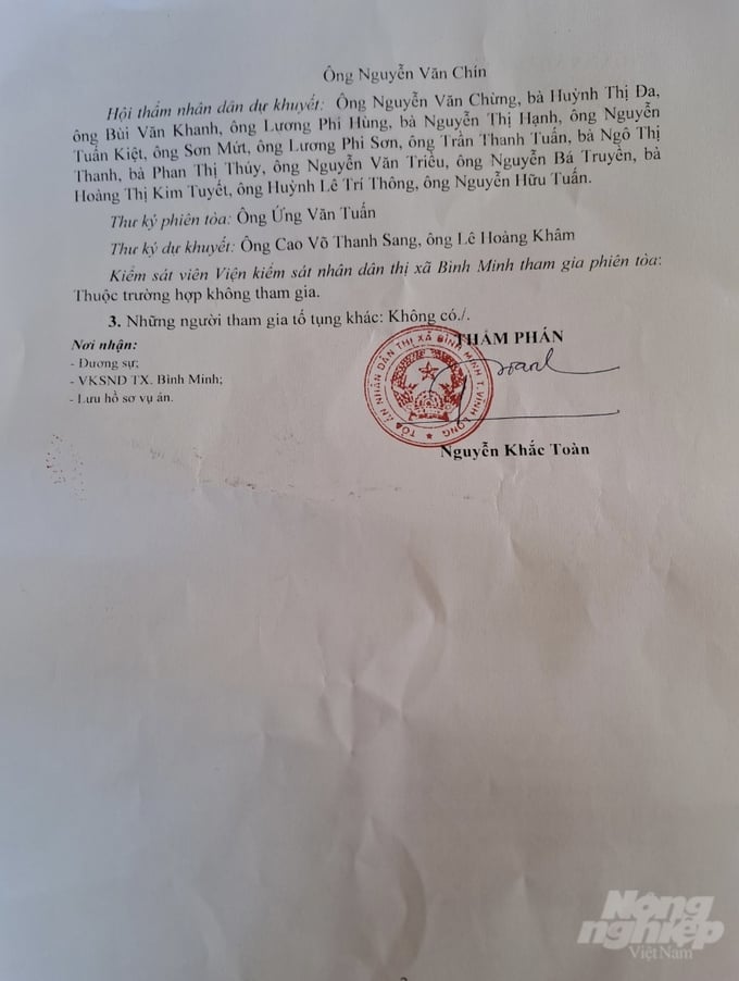 2-151642_188-151642.jpg Quyết định đưa vụ án ra tòa từ TAND thị xã Bình Minh. Ảnh: TL.