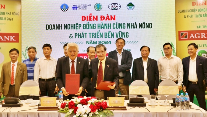 tong-hoi-nn-ptnt-viet-nam-ky-mou-toan-dien-voi-hoi-dong-kinh-doanh-my-viet-174053_128.jpg Ông Nguyễn Trí Ngọc, Phó Chủ tịch kiêm Tổng Thư ký Tổng hội NN-PTNT Việt Nam (trái) và ông Trung Chinh, Giám đốc điều hành Hội đồng kinh doanh Mỹ - Việt ký thỏa thuận hợp tác phát triển nông nghiệp bền vững. Ảnh: PT.