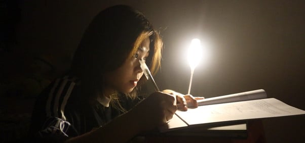 z5311823250249_91e6ced32f191ca8eff9dc60dfc4befc-152909_821.jpg Kim Chi phải tiết kiệm ánh sáng vì giá điện cao 'cắt cổ'. Ảnh: Minh Anh
