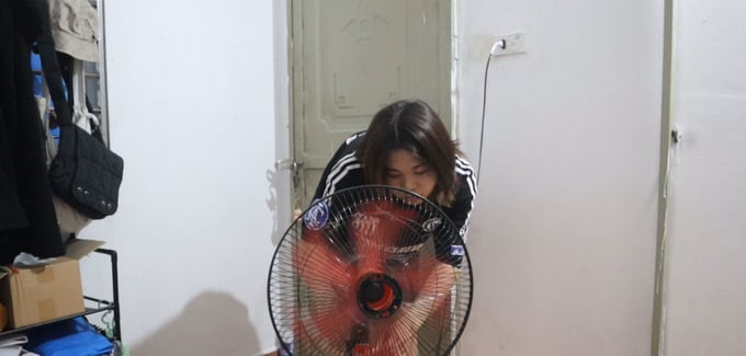 z5312046102089_8ae309cc765fe0d959a061d735e92aed-152804_232.jpg Nhiều sinh viên đắn đo suy nghĩ khi sử dụng các thiết bị điện tại phòng trọ. Ảnh: Minh Anh