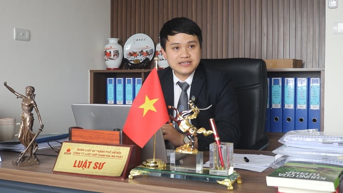 z5312065841220_38f1c2b9a3c3b01022dfa24cffefe3ec-153158_998.jpg Luật sư Tuân khẳng định việc thu giá điện từ 3.500 đồng/số điện là hành vi vi phạm pháp luật. Ảnh: Minh Toàn