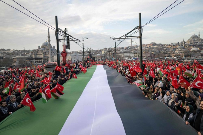 475376_0-095547_99.jpeg Hàng nghìn người biểu tình ủng hộ Palestine tại Cầu Galata ở Istanbul hồi tháng 1/2024. Ảnh: AFP.
