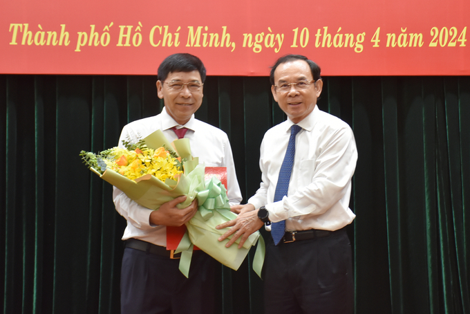 dsc_6865-125940_415.jpg Bí thư Thành ủy TP.HCM Nguyễn Văn Nên trao quyết định điều động, bổ nhiệm ông Lê Minh Dũng giữ chức Bí thư Đảng đoàn Hội Nông dân TP.HCM. Ảnh: Ng.N.