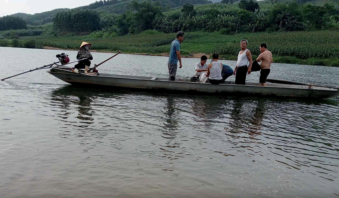 Người dân tiến hành trục vớt thi thể của 2 nữ sinh xấu số. Ảnh: H.S