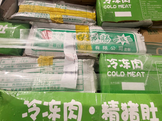 Nội tạng động vật không rõ nguồn gốc, không hóa đơn chứng từ đựng trong các bao bì có chữ nước ngoài được lực lượng thu giữ. Ảnh: QLTT TP.HCM.