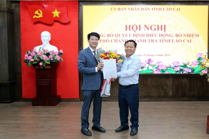 z5334001376984-434977f92e848e0193670a14a59243ed-8643-194345_913.jpg Phó Chủ tịch UBND tỉnh Lào Cai Nguyễn Trọng Hài trao quyết định bổ nhiệm và tặng hoa chúc mừng ông Hoàng Văn Khoa đảm nhiệm chức vụ Phó Thanh tra tỉnh. Ảnh: K.T.