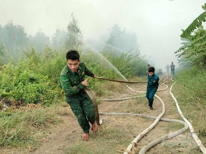 z5335397715323_101b888d8aed87bd420a5c4838a7c1b9-202456_679-202456.jpg Khoảng 200 cán bộ, chiến sĩ lực lượng tham gia chữa cháy. Ảnh: Trọng Linh.