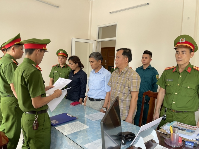 434102678_965309131641176_9168831910203072178_n-181753_939.jpg Cơ quan công an đọc lệnh bắt tạm giam đối với 3 bị can. Ảnh: CSĐT.