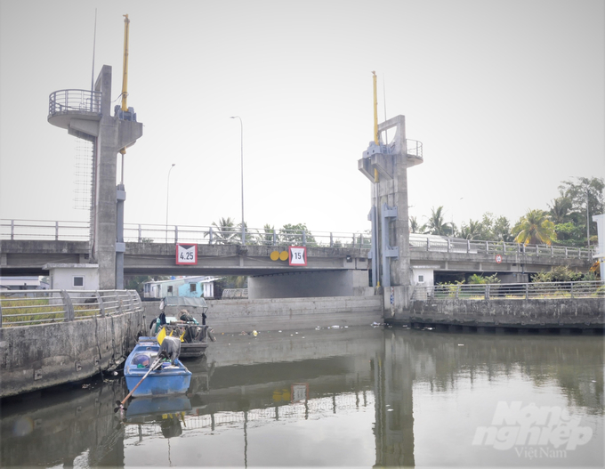 Các cống ven biển trên địa bàn thành phố Rạch Giá và huyện Châu Thành đã đóng hoàn toàn, hướng xâm nhập mặn vào các khu vực chủ yếu từ cửa sông Cái Bé qua vàm Bà Lịch vào nội đồng. Ảnh: Trung Chánh.