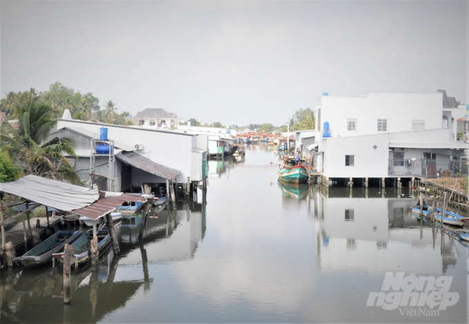 Hiện đang vào cao điểm mùa khô, mực nước nội đồng trên địa bàn tỉnh Kiên Giang xuống thấp, độ mặn ven biển rất cao và xâm nhập vào các kênh, rạch trong các đợt triều cường. Ảnh: Trung Chánh.