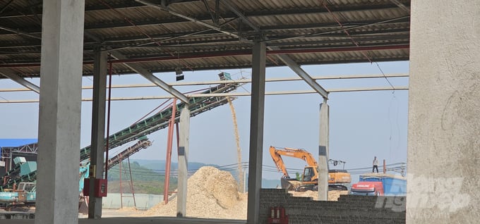 t-115120_974-115121.jpg Hoạt động băm dăm diễn ra tại cơ sở dịch vụ thương mại LHD. Ảnh chụp ngày 6/3/2024.