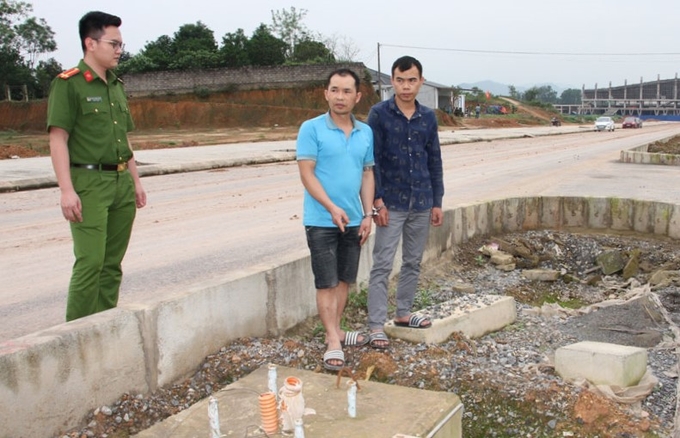 Các đối tượng ăn trộm dây điện tại khu vực Sân vận động Thái Nguyên.