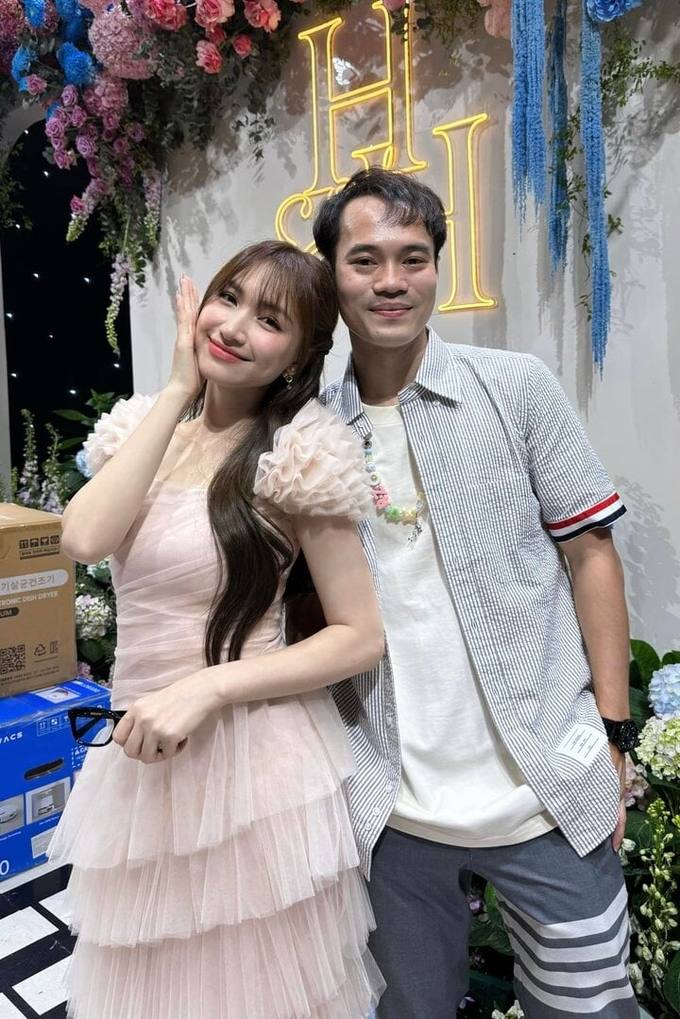 hoa-08240977-085132_543.jpg Văn Toàn và Hòa Minzy liên tục xuất hiện cùng nhau ở mọi sự kiện. Ảnh: FBNV