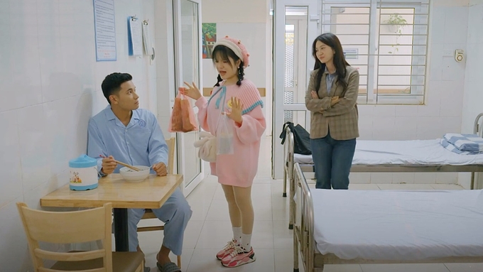 truc-tiep-lo-hen-voi-ngay-xanh-tap-20-tren-vtv1-hom-nay-12-4-143730_376.jpg Ngoài Giang và Duyên, Vy cũng thường xuyên đến chăm sóc Thường. Ảnh CMH