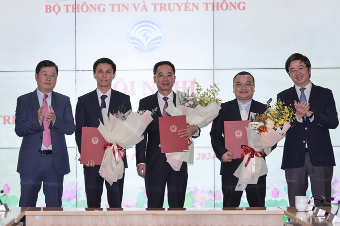 Lãnh đạo Bộ Thông tin và Truyền thông trao quyết định điều động và bổ nhiệm Tổng Biên tập Tạp chí Thông tin và Truyền thông, Phó Cục trưởng Cục Công nghiệp CNTT và Truyền thông, Phó Cục trưởng Cục Thông tin cơ sở.