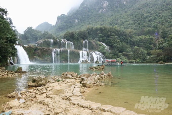 cao-bang-don-350000-luot-khach-du-lich-trong-quy-i-102850_251.jpg Thác Bản Giốc là khu du lịch thu hút nhiều lượt khách quốc tế của tỉnh Cao Bằng. Ảnh: Ngọc Tú.