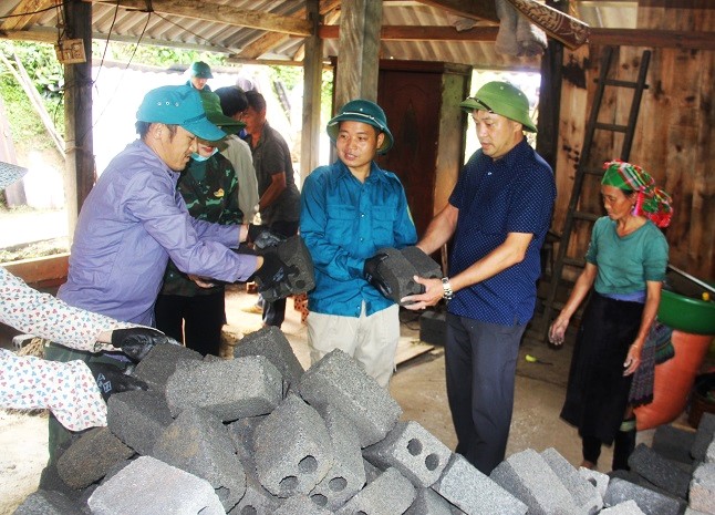 Ngoài hỗ trợ bằng tiền, các địa phương còn huy động lực lượng hỗ trợ công lao động để giúp hộ nghèo làm nhà ở. Ảnh: Thanh Tiến.
