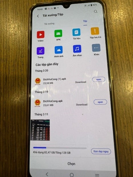 f-163313_411.jpg Phần mềm lừa đảo có chứa mã độc 'DichVuCong.apk'. Ảnh: Huy Bình.