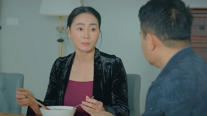 truc-tiep-lo-hen-voi-ngay-xanh-tap-21-tren-vtv1-hom-nay-15-4-145347_485.jpg Bà Thu Lê muốn con gái giữ khoảng cách với Hiệp. Ảnh CMH