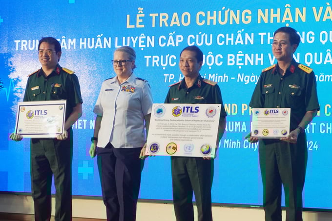 viet-nam-co-trung-tam-huan-luyen-cap-cuu-chan-thuong-quoc-te-itls-dau-tien-175623_612.jpg Chuẩn tướng Jenifer Pardy, Tham mưu trưởng Vệ binh Quốc gia Oregon (Hoa Kỳ), trao chứng nhận cho Trung tâm Huấn luyện Cấp cứu chấn thương quốc tế (ITLS) đầu tiên tại Việt Nam và kỷ niệm chương đến các cá nhân tiêu biểu. Ảnh: Nguyễn Thủy.