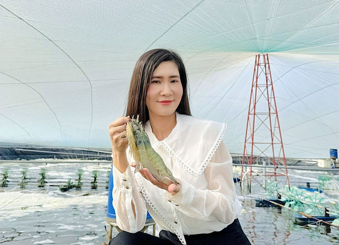 a3eb557ca0050f5b5614-102542_979.jpg Chị Phan Thị Mỹ Linh, chủ trang trại nuôi 40ha tôm công nghệ cao tại huyện Thạnh Phú chia sẻ, đang thực hiện mô hình nuôi tôm theo công nghệ CPF-Combine của Công ty CP Việt Nam nhằm góp phần gia tăng hiệu quả trong kiểm soát dịch bệnh, giảm chi phí sản xuất. Ảnh: Kiều Nhi.