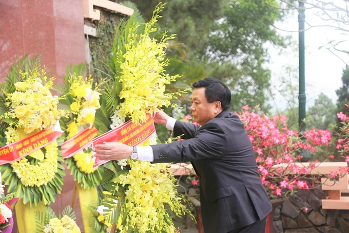 hoi-thao4-190454_674.jpg Đồng chí Nguyễn Xuân Thắng, Ủy viên Bộ Chính trị, Giám đốc Học viện Chính trị quốc gia Hồ Chí Minh dâng hương, dâng hoa tại Khu di tích Tổng Bí thư Trần Phú.