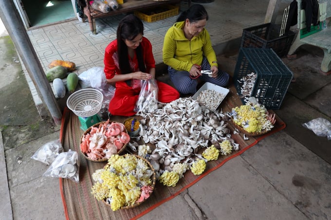 Đóng gói nấm chuẩn bị giao cho khách hàng. Ảnh: Minh Đảm.
