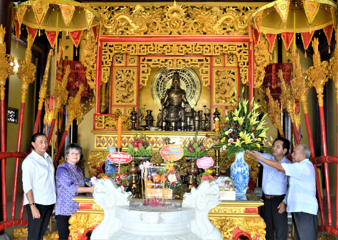 Giỗ tổ Hùng Vương ở huyện Tân Hiệp được tổ chức với quy mô lệ hội cấp tỉnh, có hàng chục ngàn người, chiêm bái, dâng hương bày tỏ lòng thành kính. Ảnh: Trung Chánh.