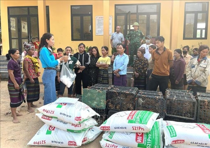 Ban tổ chức trao hỗ trợ mô hình sinh kế cho bà con vùng biên giới. Ảnh: T. Phùng.