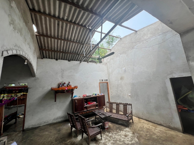 aaaaaaa-172152_871.jpg Nhà chị Ma Thị Duyên bị gió lớn thổi tốc mái, trong nhà hư hỏng nhiều đồ đạc. Ảnh: Ngọc Tú.