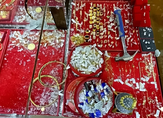 Hung khí dùng để cướp tiệm vàng nghi phạm vứt lại tại hiện trường. 
