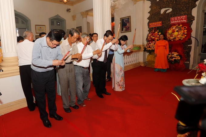 Thành kính dâng hương trước bàn thờ các Vua Hùng. Ảnh: Minh Đảm.