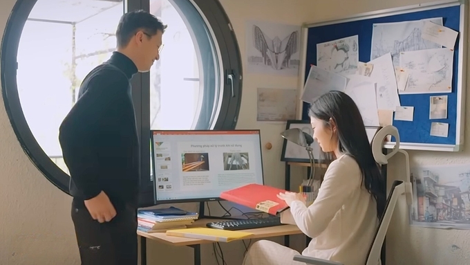 Hiệp hào hứng đưa cho Duyên số liệu về dự án. Ảnh CMH
