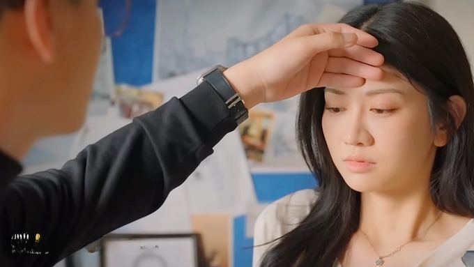 Hiệp lo lắng khi Duyên có biểu hiện ốm nặng. Ảnh CMH