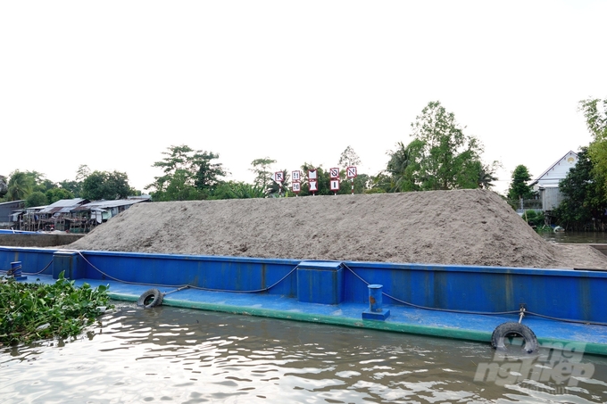 tiep-nguon-cat-san-lap-cao-toc-chau-doc-can-tho-soc-trang-203029_201-203030.jpg Sà lan chở cát từ mỏ Bình Phước Xuân (tỉnh An Giang) đã về đến Cần Thơ phục vụ thi công Dự án cao tốc Châu Đốc - Cần Thơ - Sóc Trăng. Ảnh: NL.