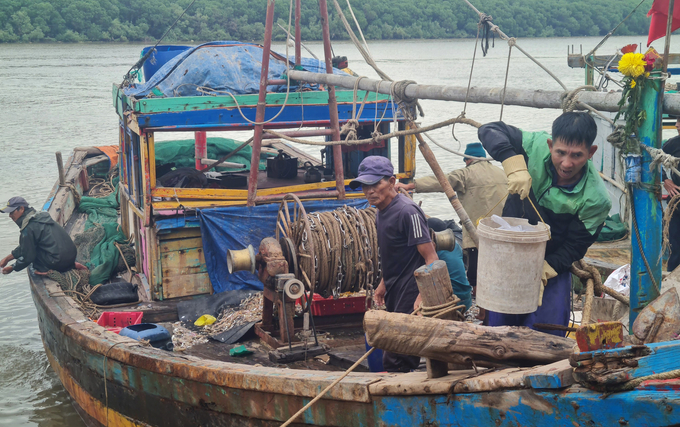Ngư dân 2 xã Diễn Bích, Diễn Ngọc vẫn trung thành với phương tiện cỡ nhỏ, chuyên khai thác vùng lộng và gần bờ. Ảnh: Việt Khánh.